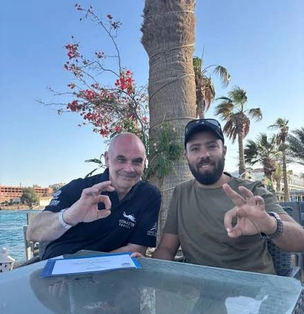 PADI Master Instructor Ahmed Azab mit einem frisch brevetierten Taucher in Hurghada