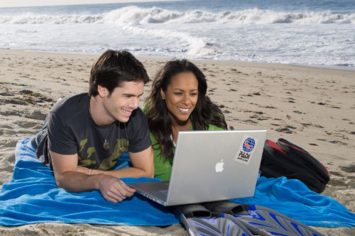 Taucher lernen mit PADI eLearning am Strand